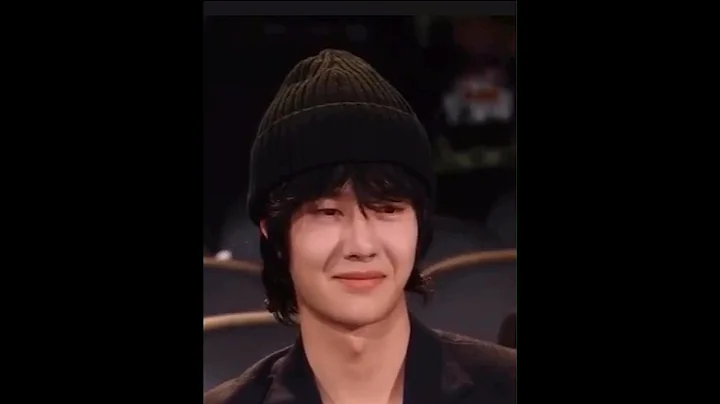 Tencent Video Awards- fans go crazy when Wang Yibo’s face shows up on screen, during Eric speech.