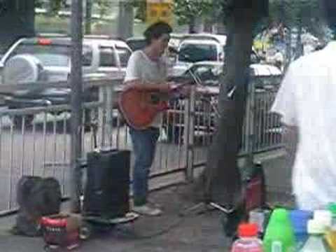2006年的深圳街头歌手唱Beyond，歌声酷似黄家驹