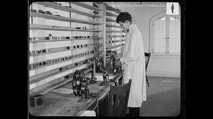 Albert Austin pretending to be a film editor at Ch...