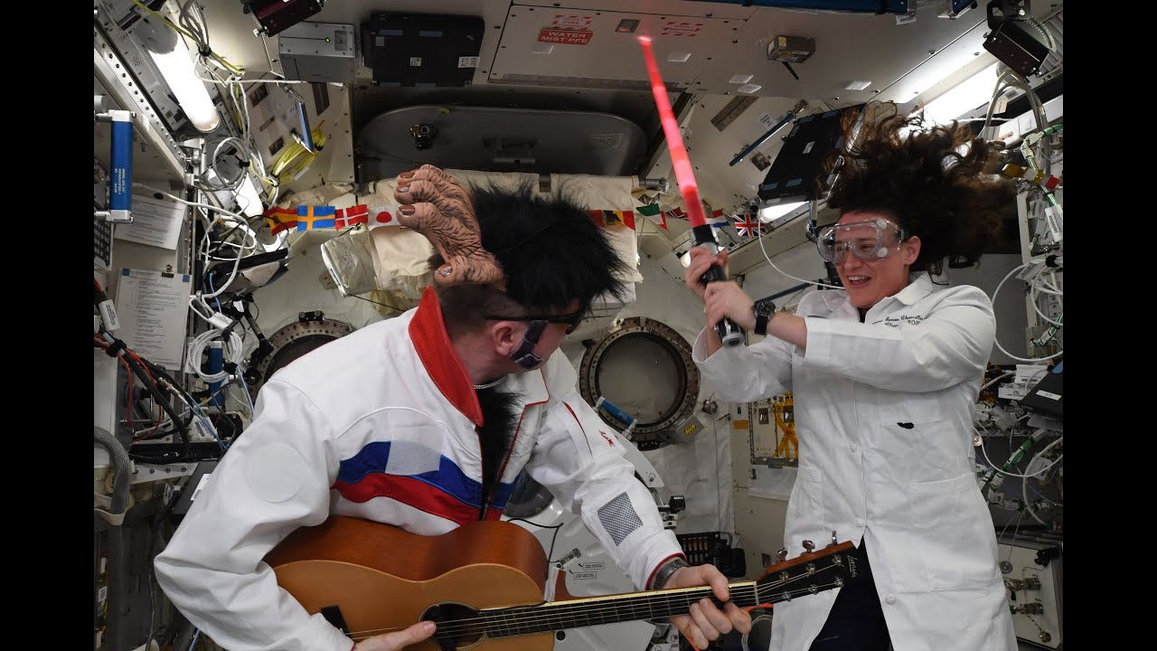 Космонавты в космосе или под водой? Они тянут за невидимые нити ...