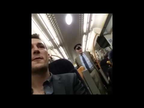 Un vieil homme saoul chante dans un train et tout le monde le suit.