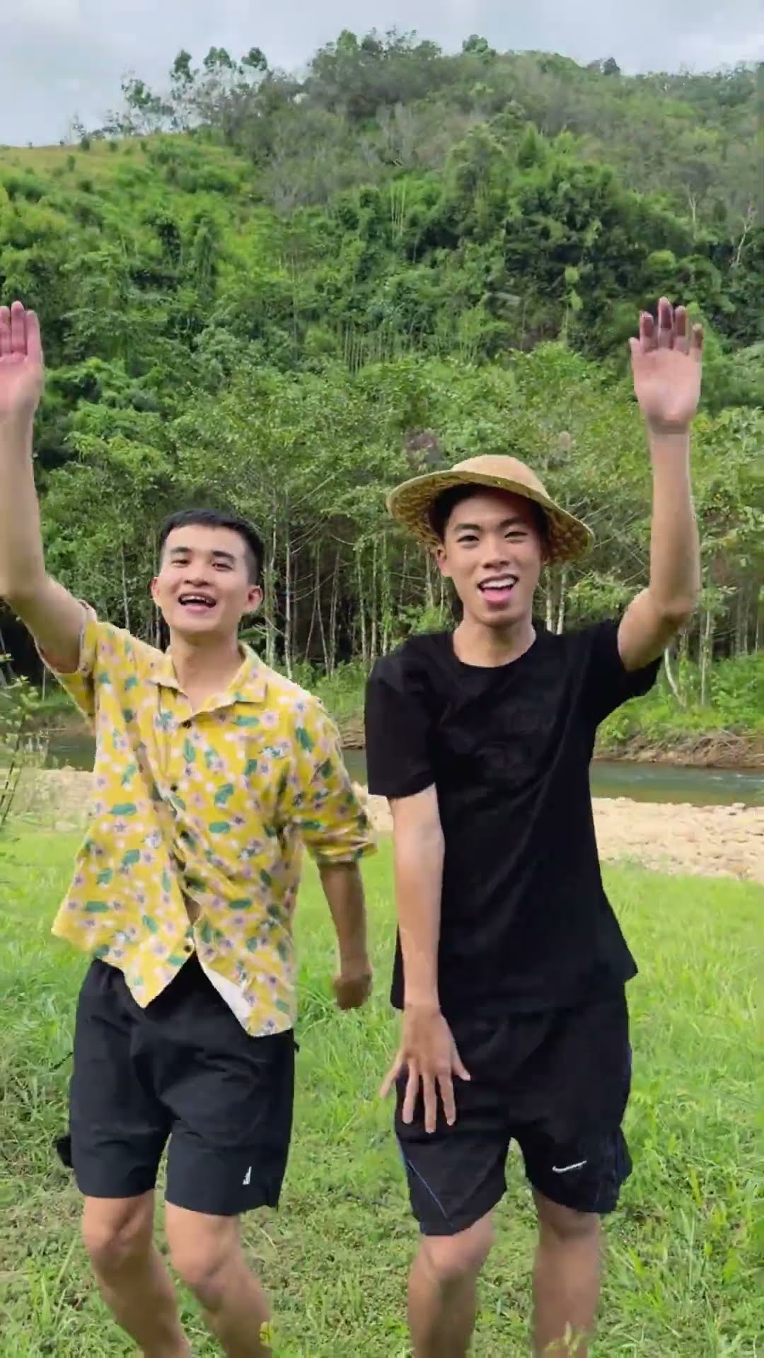 LNS - Con trai và con gái nhảy múa ở rừng || Boy and girl dancing in the forest #shorts