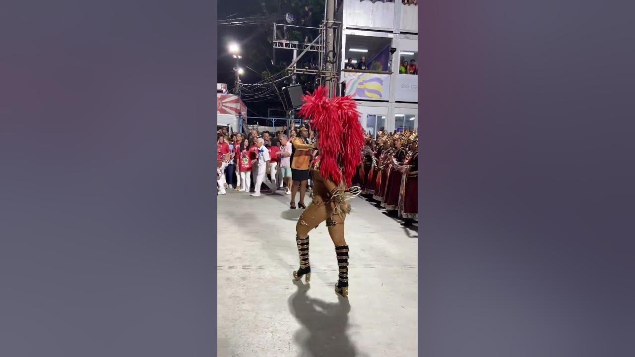 Rainha Viviane Araújo e a bateria do Salgueiro no Desfile Carnaval 2023