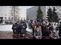 Народ поет песни на митинге в Архангельске