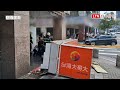 北市忠孝東路「台灣大哥大」招牌掉落 2婦人遭砸傷送醫