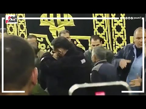 شاهد بكاء أحمد نبيل كوكا أثناء تلقي العزاء من نجوم الأهلى وسيد عبد الحفيظ في والده