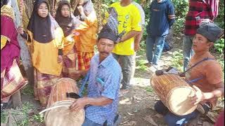 Tabu pukulan gendang depan rumah adat kecil