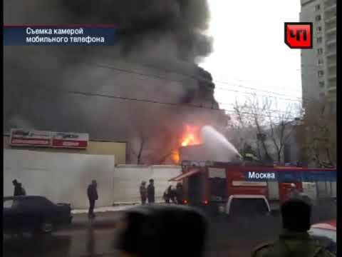 Горит склад шин на окраине Москвы