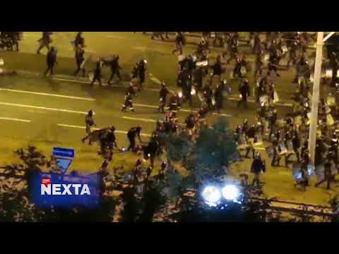 Десятки омоновцев избивают задержанного на земле в Минске 10 августа