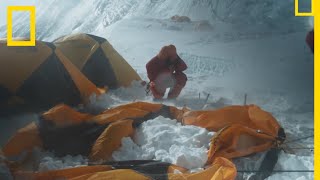 Des alpinistes pris dans une tempête au sommet de l'Everest