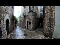 Caminant sota la pluja pel casc antic de Girona 4k