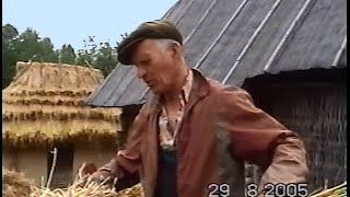 картинка: Перекривання соломою хати з Закарпаття. НМНАПУ, 2005 рік