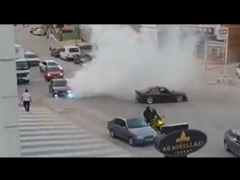 x2-bmw-e36-public-burnout-drift-donuts-in-traffic