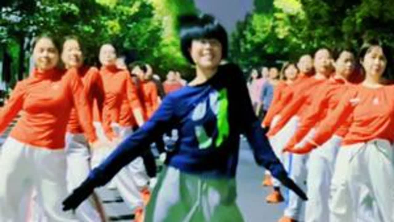 #我也曾像个傻子一样爱你 其实是一首悲伤的歌吧，不知道为什么😂跳起来心情很美好😂😂😂也祝大家每天开开心心#乖乖原创健身操