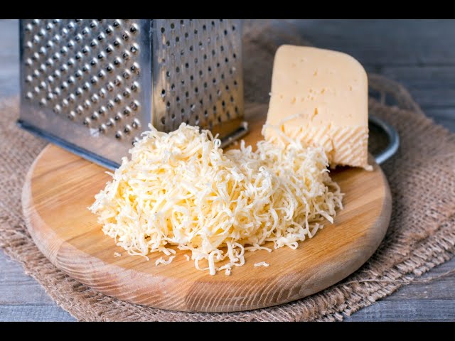 Cette astuce évidente permet de râper du fromage en un temps record et on  n'y aurait jamais pensé 