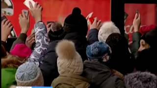 На проспекте Мира в Красноярске скопилось толпа девушек