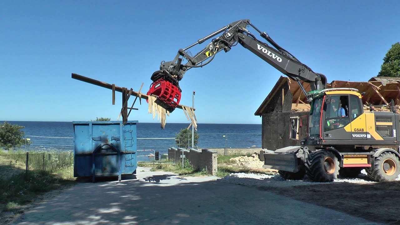 Rivning av ett hus i Visby med grävmaskin Maj   Juni 2018