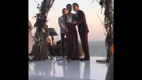 Lucu & Menggemaskan Ketika Hamish & Raisa Speech Didepan Tamu Undangan