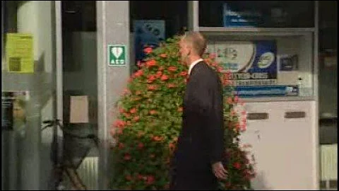 TV-verslaggever dringt vliegbasis binnen