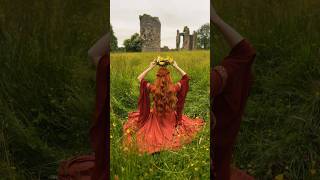 making a flower crown 🧡 #medieval #cottagecore #flowercrown #preraphaelite making a flower crown 🧡 #medieval #cottagecore #flowercrown #preraphaelite