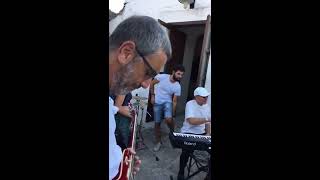 I Dire Straits improvvisano concerto fra i trulli di Alberobello