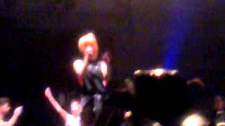 Show Paramore BH - Hayley chama alguns fãs pro palco