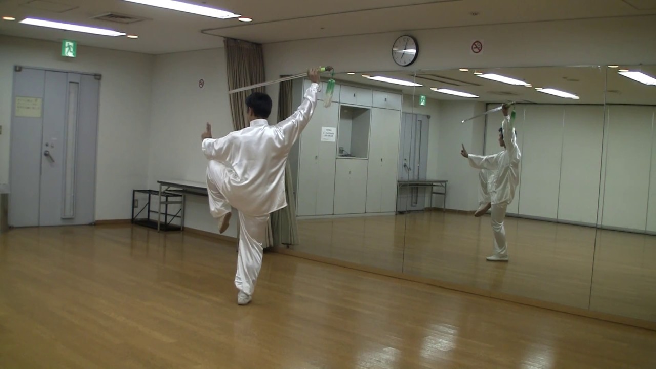 32式太極剣【鏡】 0－2 （右後） 32-form Tai Chi Sword - YouTube