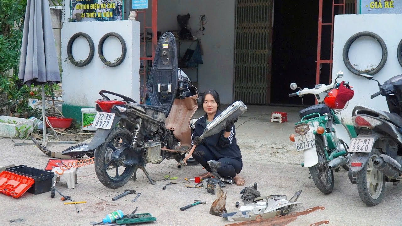 The girl fixed a starting problem on a scooter and patched a tubeless tire.