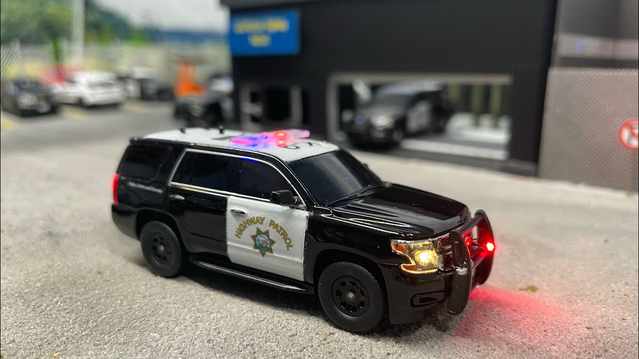 596 1:64 Chevrolet Tahoe California Highway Patrol with Working Traffic Advisor CHP 