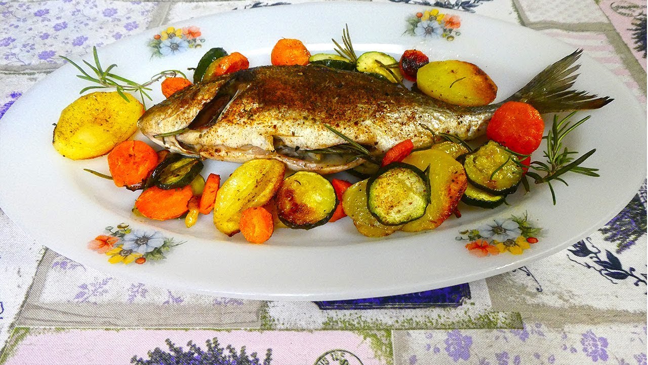 un piatto preparato con il pesce nostrano e con le verdure.