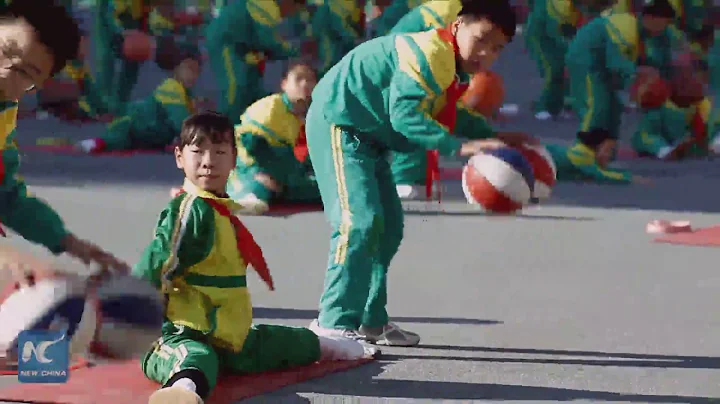 Amazing! Chinese primary school students blend basketball dribbling with yoga - DayDayNews