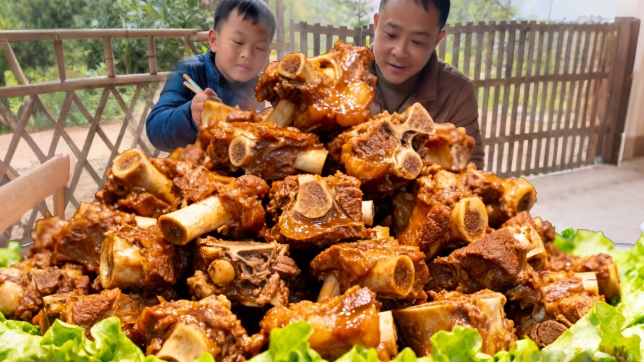 🤤酱大骨太绝啦！酱香浓郁，啃得满嘴流油超满足！ #我的乡村生活
