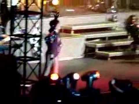 Rihanna Shut up and drive - live - Prague HQ