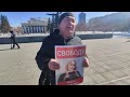 Дмитрий Полушин берет интервью у пикетчика, стоящего за Марию Пономаренко