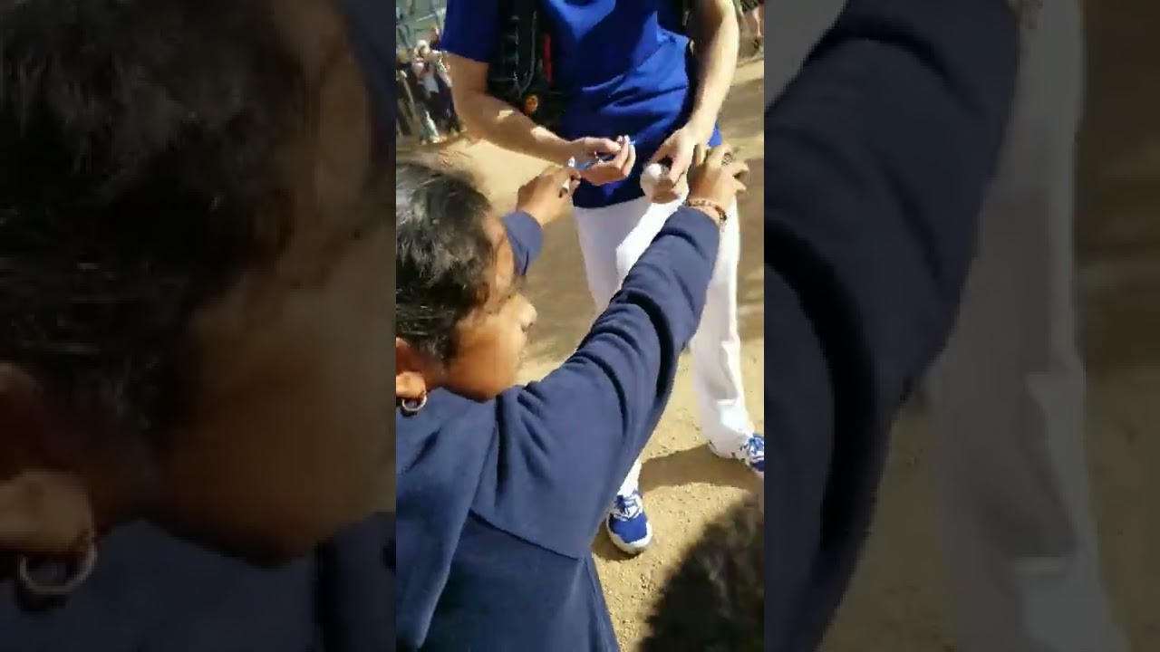 Freddie Freeman Dodgers signing autograph for the kids in Courtesy of Dontays Dugout for the ball. 🙏