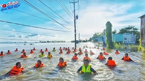 Overstromingsseizoenfestival in Vietnam – Gezinnen zwemmen, eten en genieten van het leven in de