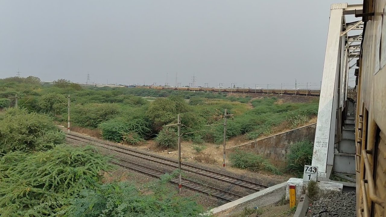 अकोला शहर के बीच से निकलकर अकोला जंक्शन पहुंचती 07053 काचीगुड़ा - बीकानेर होली स्पेशल ट्रेन।