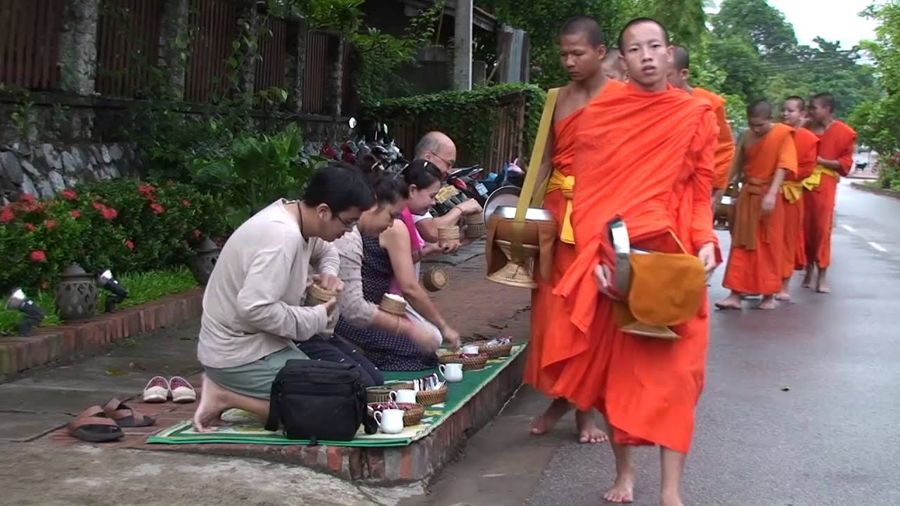 Watch ฉันดีใจที่มีเธอ - บอย โกสิยพงษ์ - Luangprabang, August 2013 on YouTube Watch ฉันดีใจที่มีเธอ - บอย โกสิยพงษ์ - Luangprabang, August 2013 on YouTube