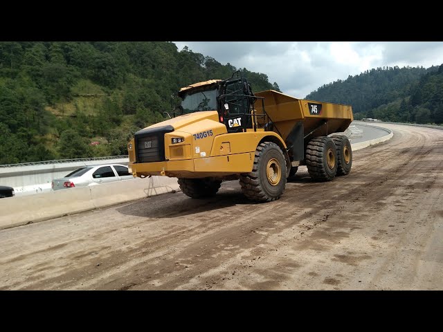 Caminhão Articulado de Transporte 740 EJ, Cat