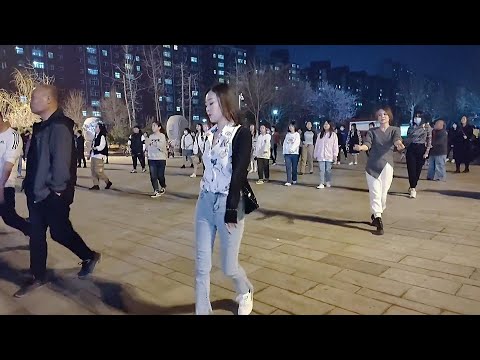 大妹姐不管穿什么衣服都好看，她身边的大叔是真的高手！