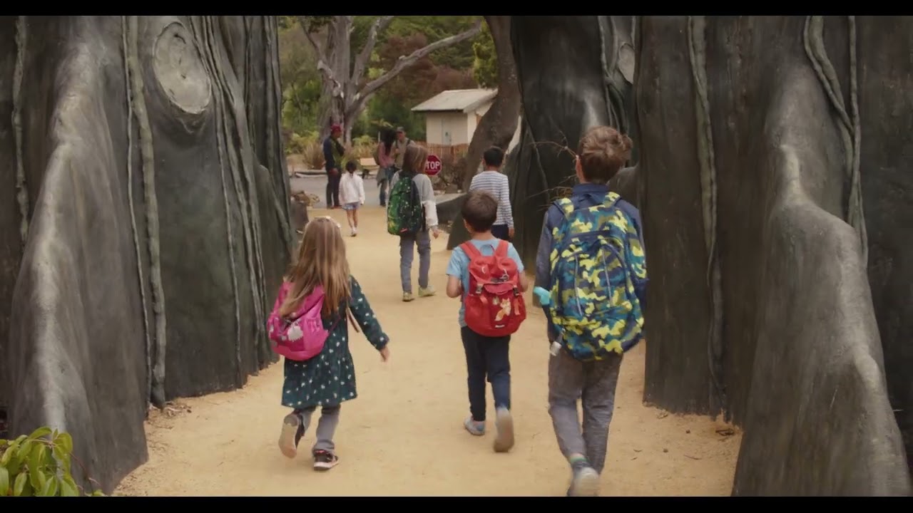 Инсталляция «Под навесом» посвящена проблеме изменения климата.