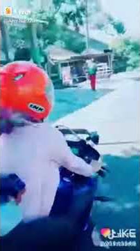 Hunting bareng pacar naik motor RR
