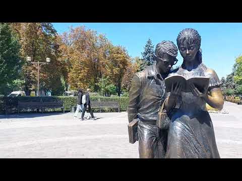 Video: Bronzový pamätník Lidochka a Shurik v Krasnodare