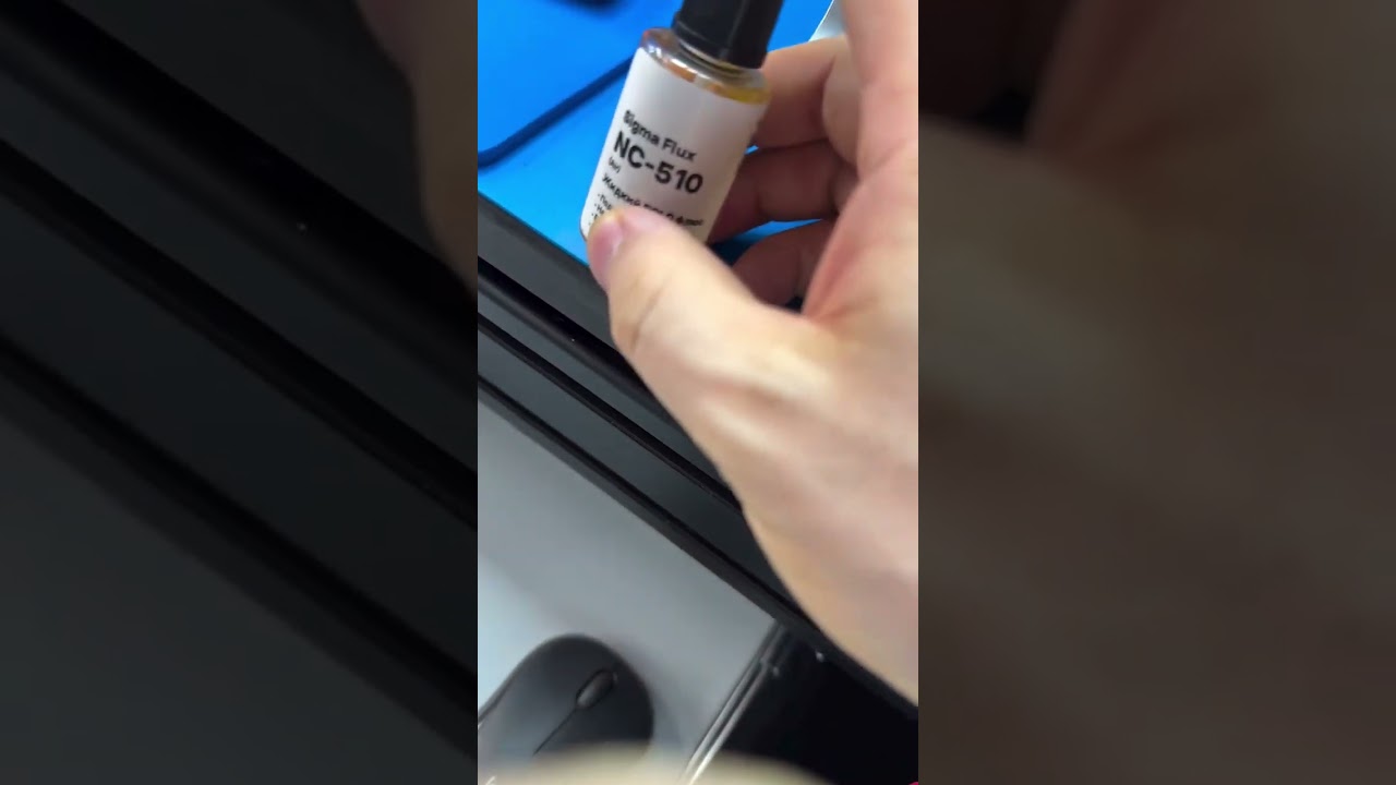 Как безопасно снять экран платы при замене микросхемы зарядки на iPhone?