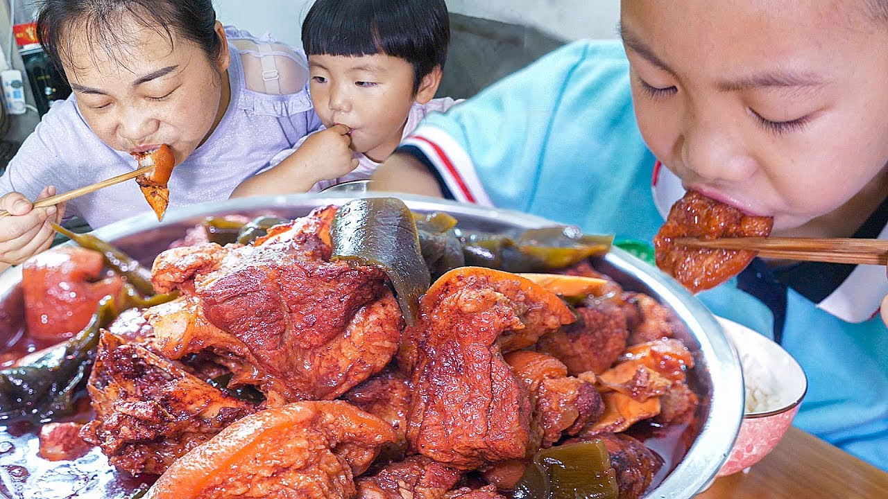 家人忙著插秧，媳婦上街買猪蹄犒勞家人，花了135元 | Braised pork trotters, children like to eat