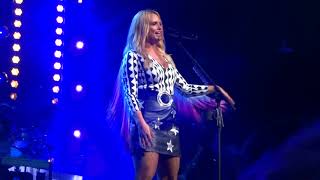 Miranda Lambert sings "Highway Vagabond" live on the Bandwagon Tour
