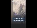 جندي إسرائيلي يفتش شابا فلسطينيا بصورة مهينة في بلدة أبو ديس شرق القدس