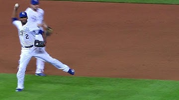 CLE@KC: Escobar makes barehanded play for second out