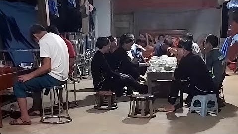 nghệ sĩ ca sĩ ưu tú nhân dân của dân tộc dao hát bài trên bàn tiệc của đêm lễ cấp sắc