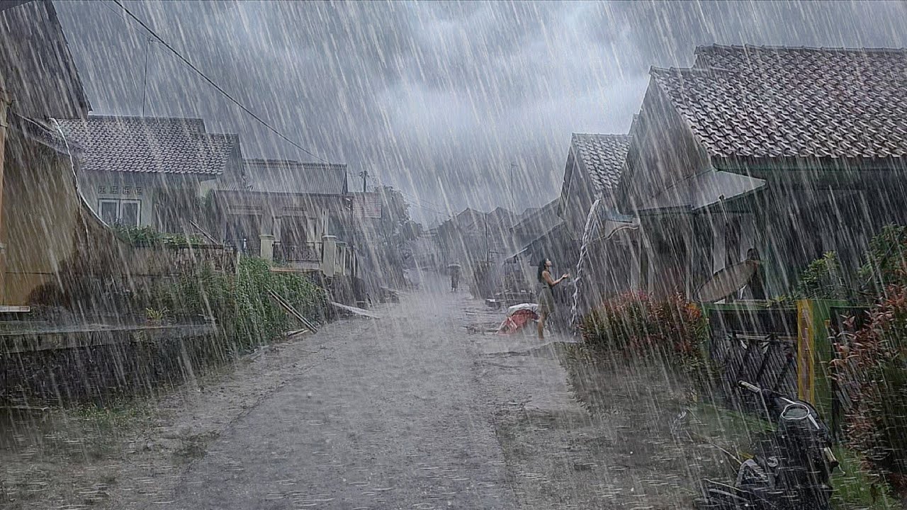 The biggest super heavy rainstorm in Indonesia, strong winds and lightning threaten villages